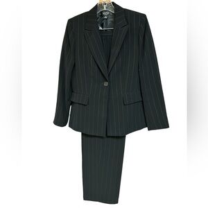 Kasper Women's 2 Piece Set Single Breasted Black Striped Pant Suit Size 6P EUC